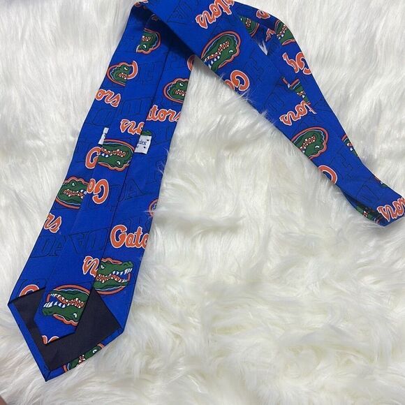 necktie UF GATORS University of Florida navy 100% silk USA  Campus Classics Florida Gators 100% Silk Tie